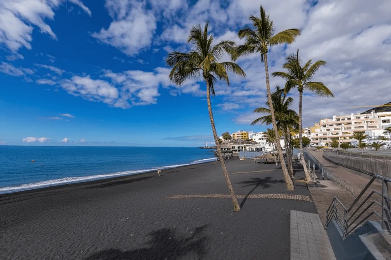 La playa de arena negra y el paseo de Puerto Naos